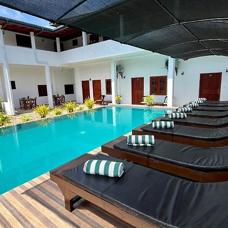 Sundowners Guesthouse Hikkaduwa Esterno foto