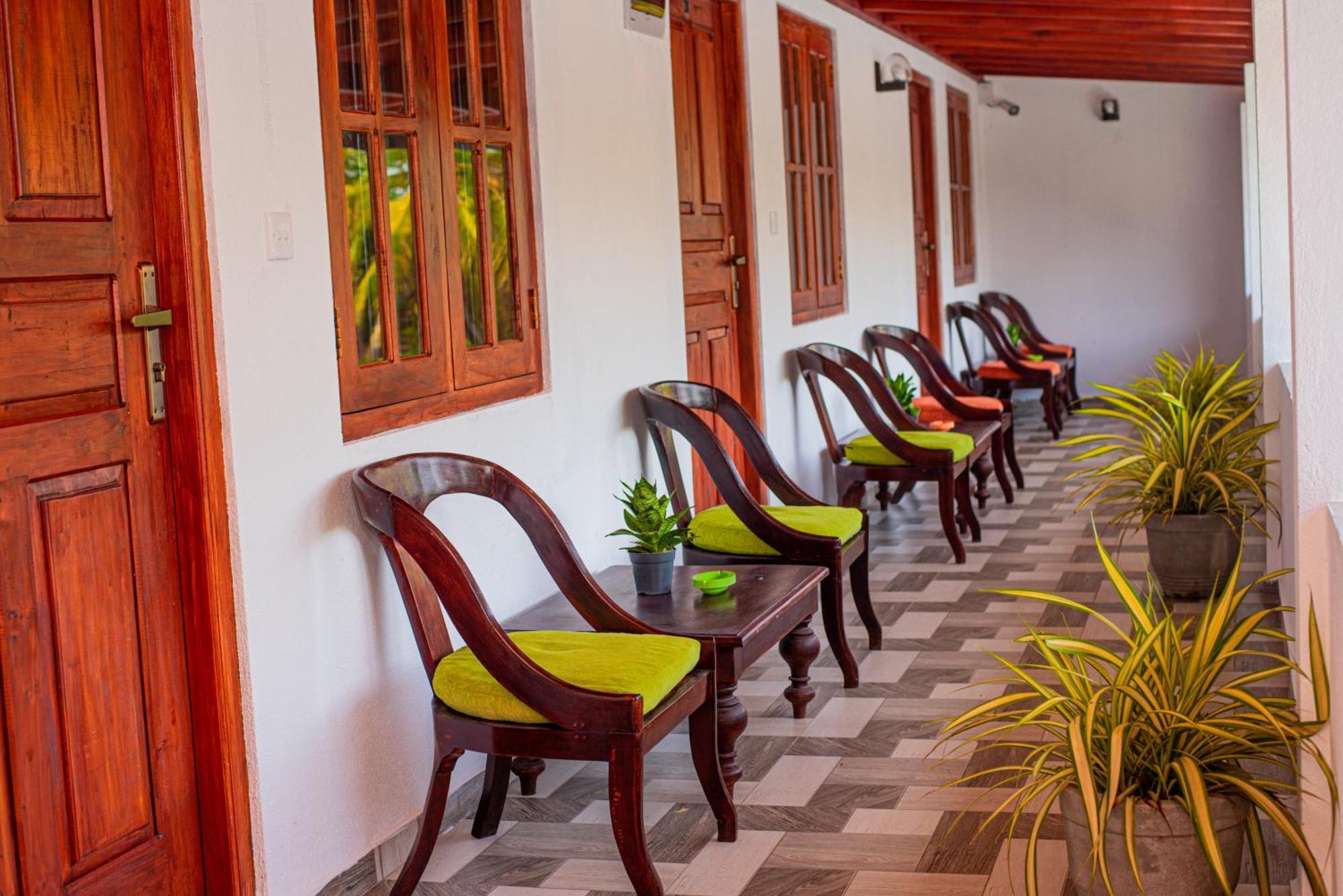 Sundowners Guesthouse Hikkaduwa Esterno foto