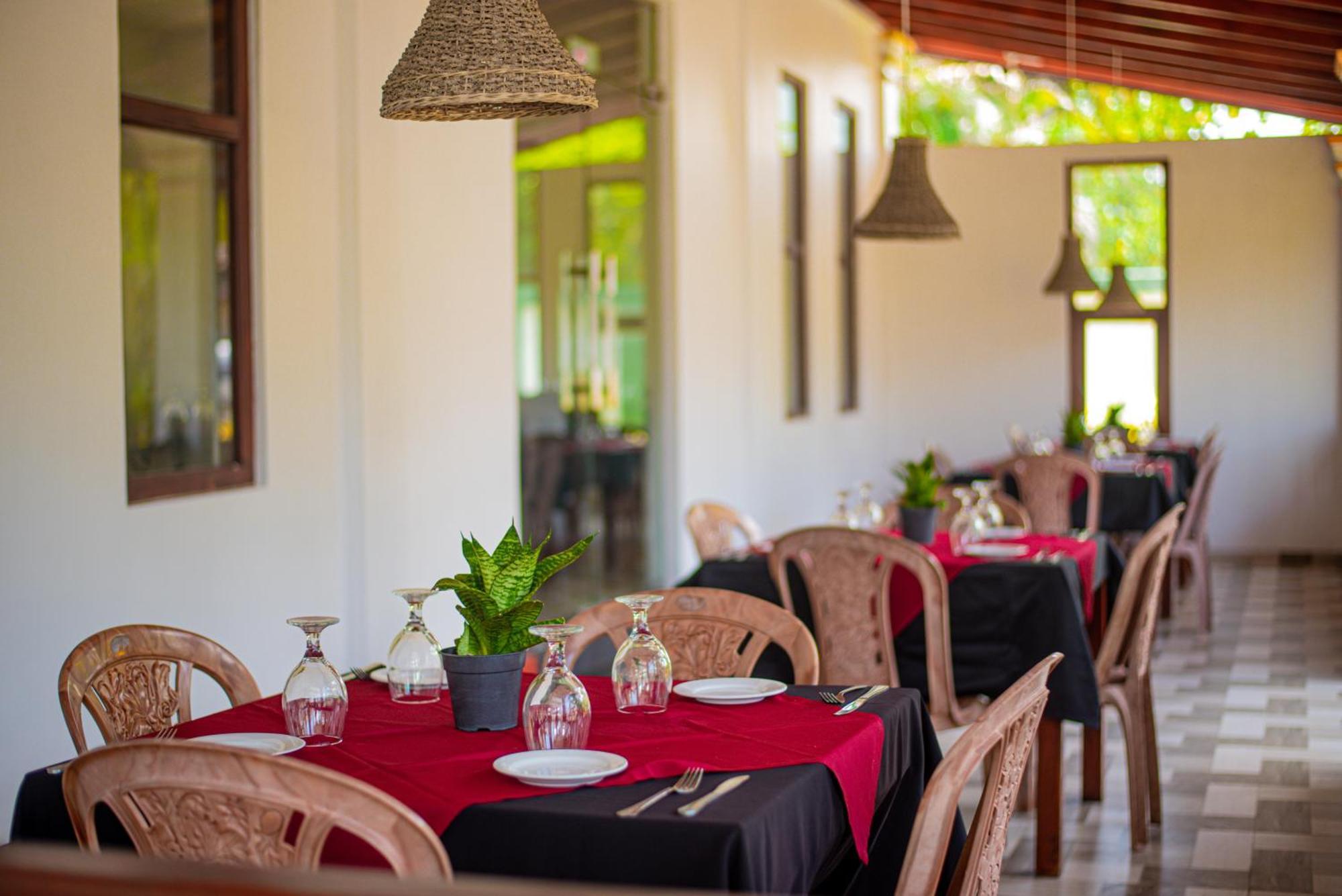 Sundowners Guesthouse Hikkaduwa Esterno foto