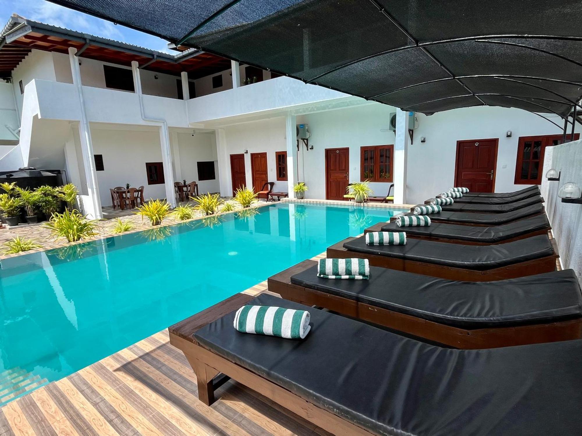 Sundowners Guesthouse Hikkaduwa Esterno foto