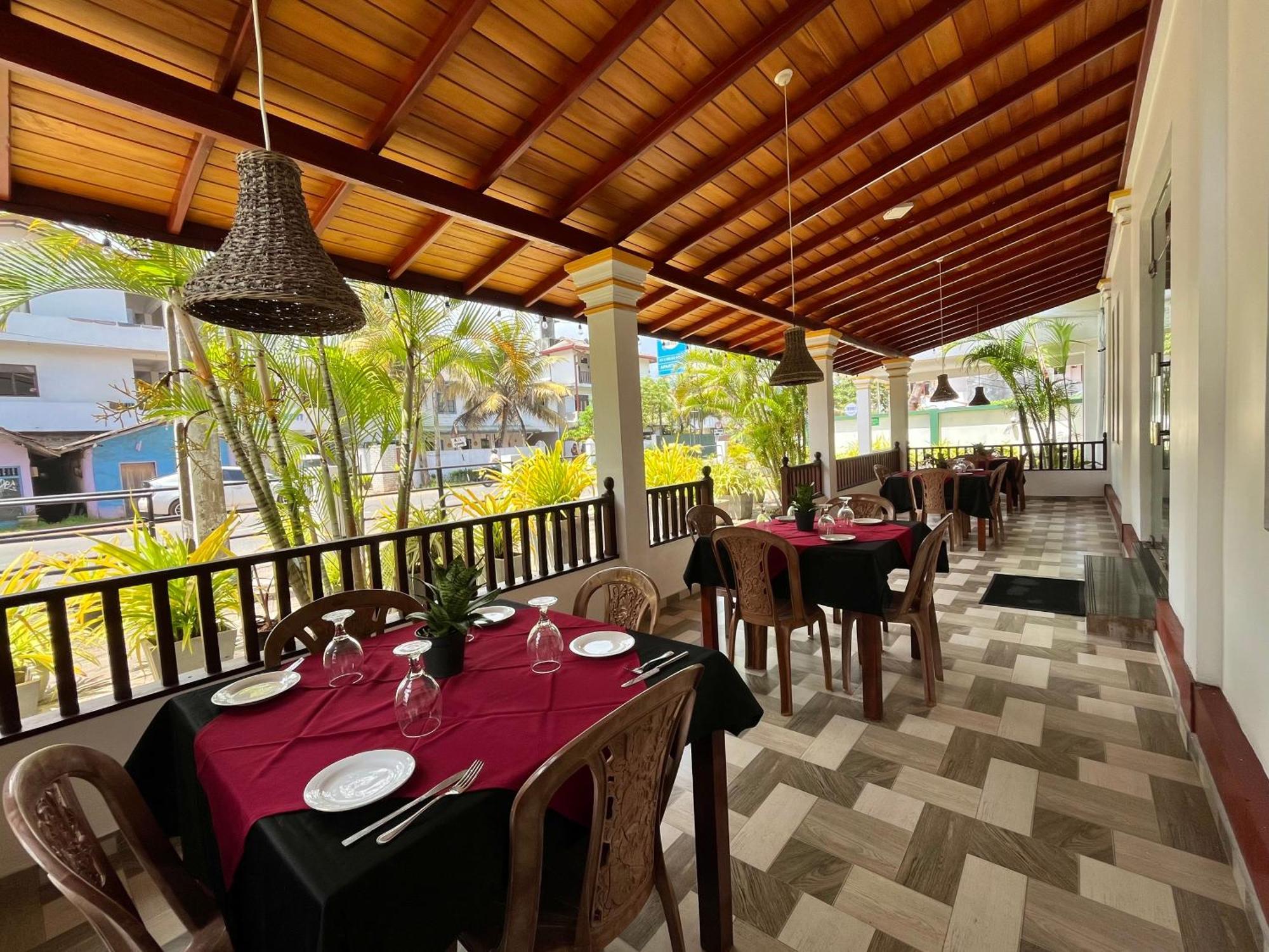 Sundowners Guesthouse Hikkaduwa Esterno foto